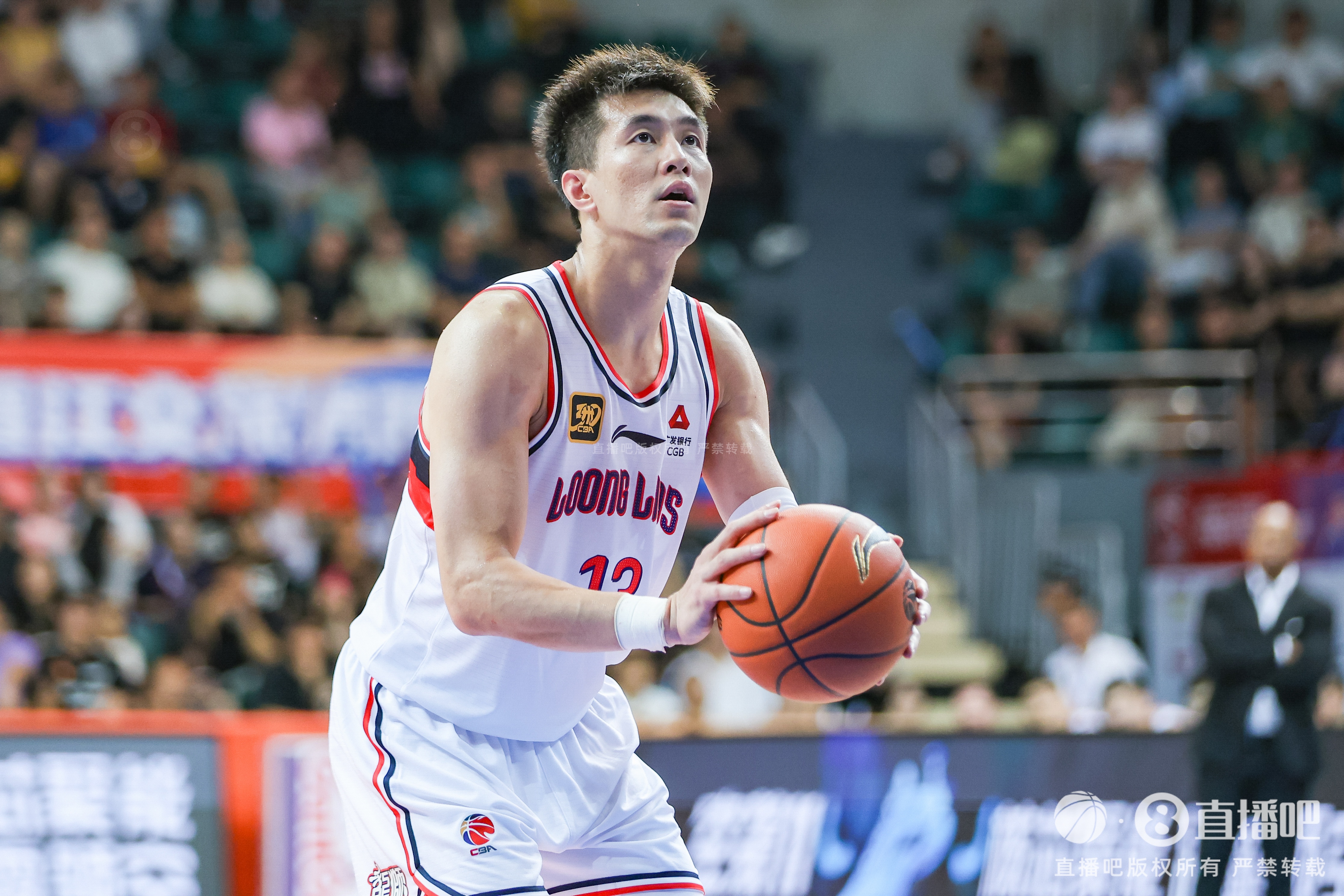 开云体育App-进攻端还是有两把刷子！郭艾伦半场7分钟连续秀操作 拿到7分2板