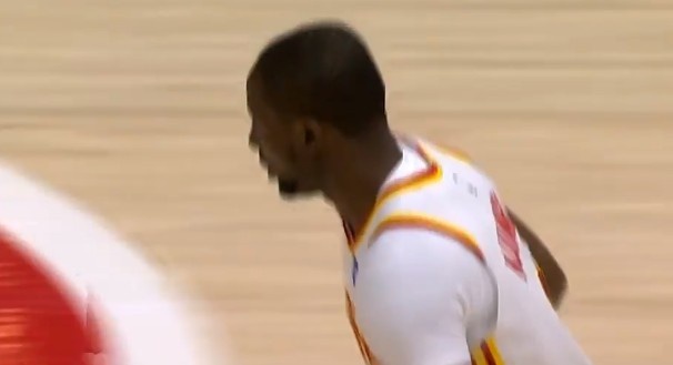 开云体育官网-比身体素质我也不差！杰伦·布朗单打转身上篮 库明加钉板大帽！